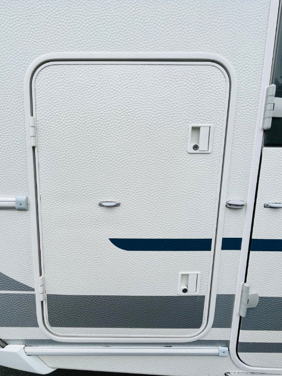 Ansicht von Außen zusgänglicher Stauraum unter Etagenbett