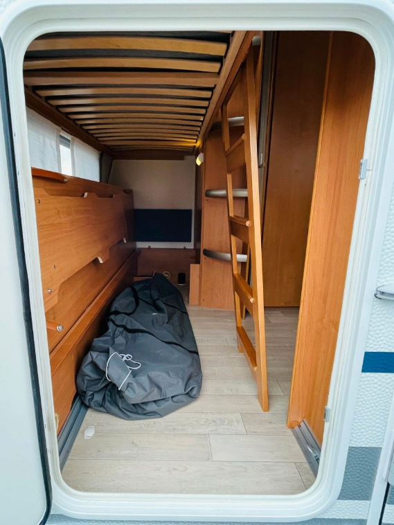 Ansicht von Außen zusgänglicher Stauraum unter Etagenbett mit hochgeklappten Etagenbett