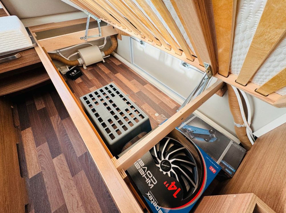 Stauraum unter den Einzelbetten im Wohnwagen. Beispielansicht.